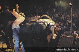 Sexual Democracia saludando al público, 1992