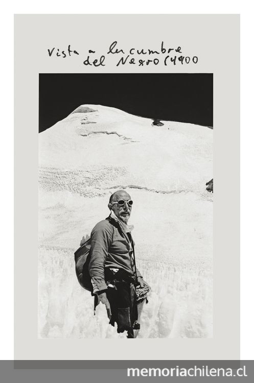  Osvaldo Cori posa frente a la cumbre del Cerro Negro en el Cajón del Maipo, 1981