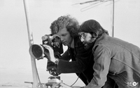 Equipo de escritorio: Jorge Müller y Patricio Guzmán durante la filmación de la La Batalla de Chile. Fotografía de Armindo Cardoso.