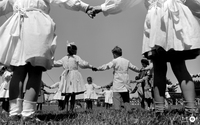Equipo de escritorio: Ronda infantil, entre 1960 y 1965 [fotografía] Fotografía de Antonio Quintana.