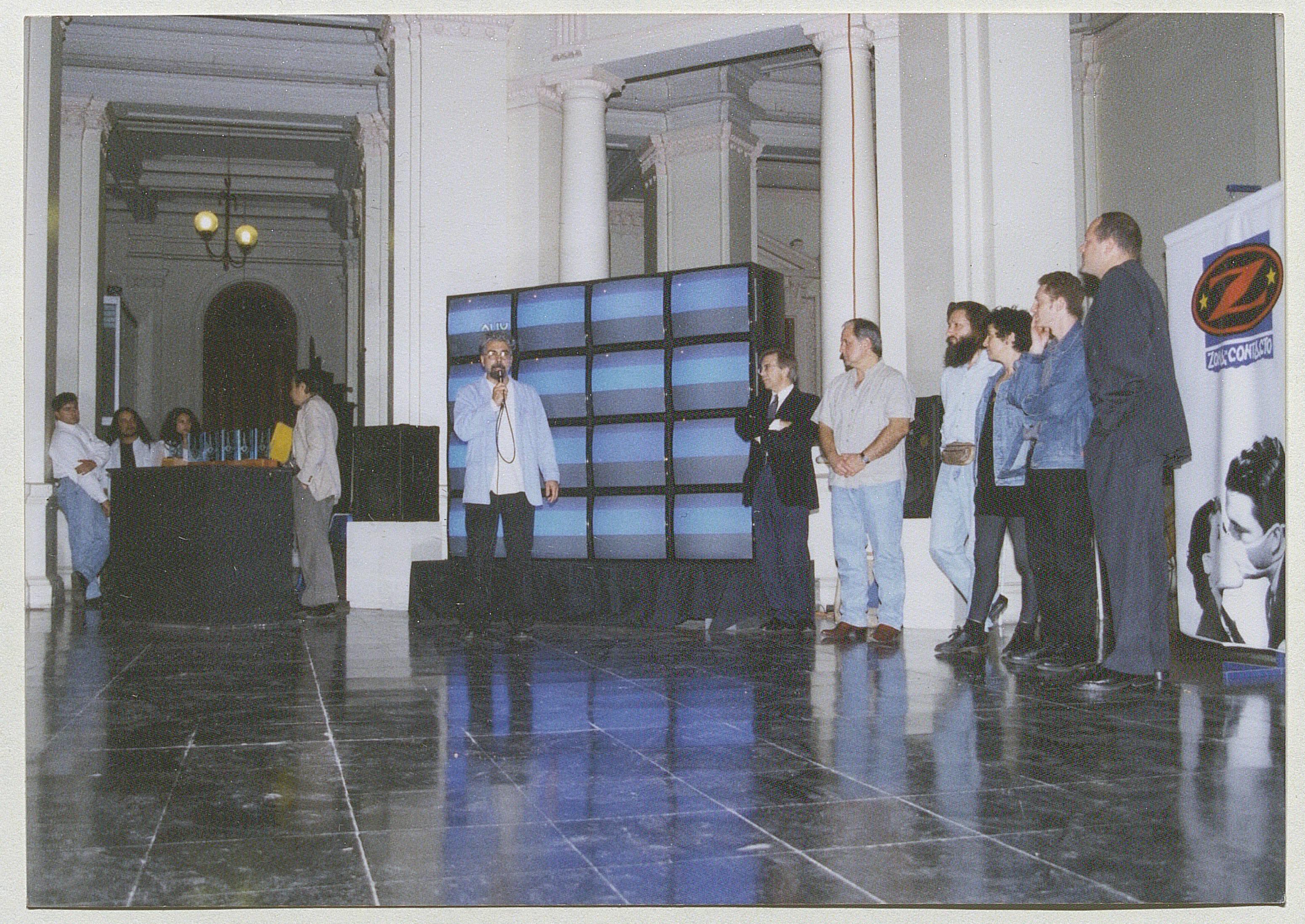 Néstor Olhagaray en la premiación de la segunda Bienal de video, 1995