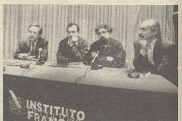 Daniel Justum, presidente del Instituto Chileno Francés, el videísta Jean-Francois Guiton, el curador chileno Néstor Olhagaray y Juan Forch