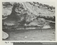 Cañadón Leona, refugio 5, antes de la excavación.Viajes y arqueología en Chile austral. Ediciones de la Universidad de Magallanes, Punta Arenas. 1988.