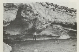 Cañadón Leona, refugio 5, antes de la excavación.Viajes y arqueología en Chile austral. Ediciones de la Universidad de Magallanes, Punta Arenas. 1988.