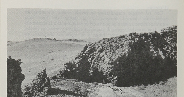 Cueva Palli Aike durante la excavación.Viajes y arqueología en Chile austral. Ediciones de la Universidad de Magallanes, Punta Arenas. 1988.