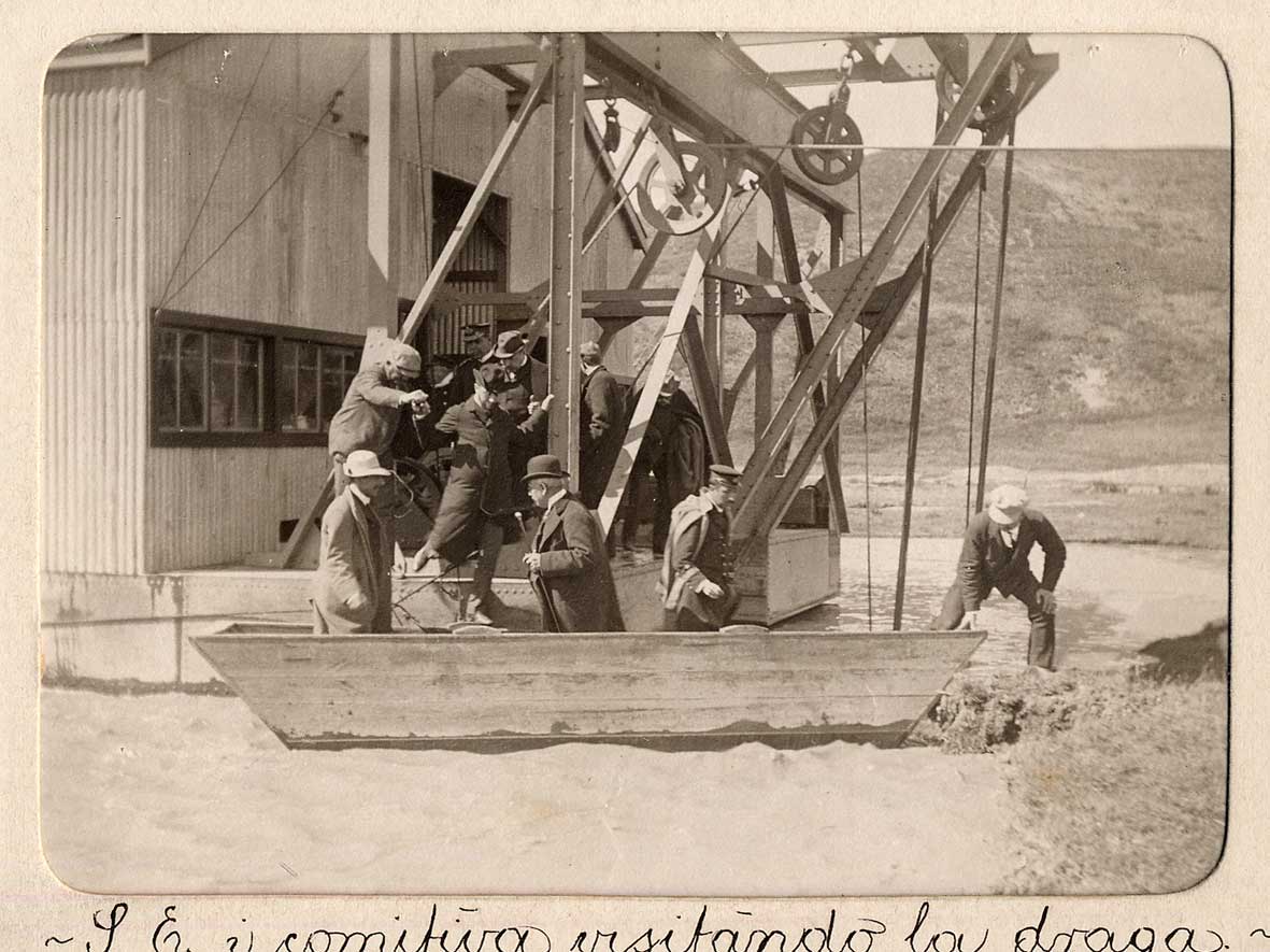 Presidente Pedro Montt junto a su comitiva visitando una draga aurífera en Río Oro, Tierra del Fuego, 1907