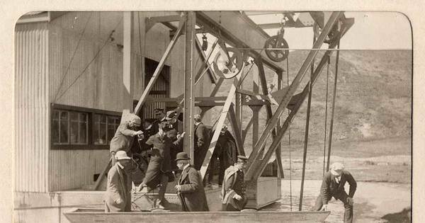 Presidente Pedro Montt junto a su comitiva visitando una draga aurífera en Río Oro, Tierra del Fuego, 1907