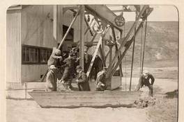 Presidente Pedro Montt junto a su comitiva visitando una draga aurífera en Río Oro, Tierra del Fuego, 1907