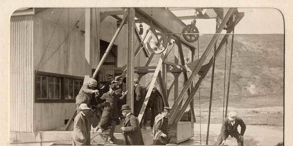 Presidente Pedro Montt junto a su comitiva visitando una draga aurífera en Río Oro, Tierra del Fuego, 1907