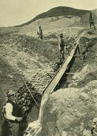 Mineros lavando arenas auríferas en un canalete, Tierra del Fuego, 1906