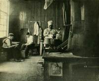 Interior de cocina para obreros, en una estancia de Magallanes