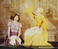 Norma Ortiz, como el hada Chepa, y Nancy Ortiz, como la Princesa Panchita, en la obra homónima de Jaime Silva, 1958.