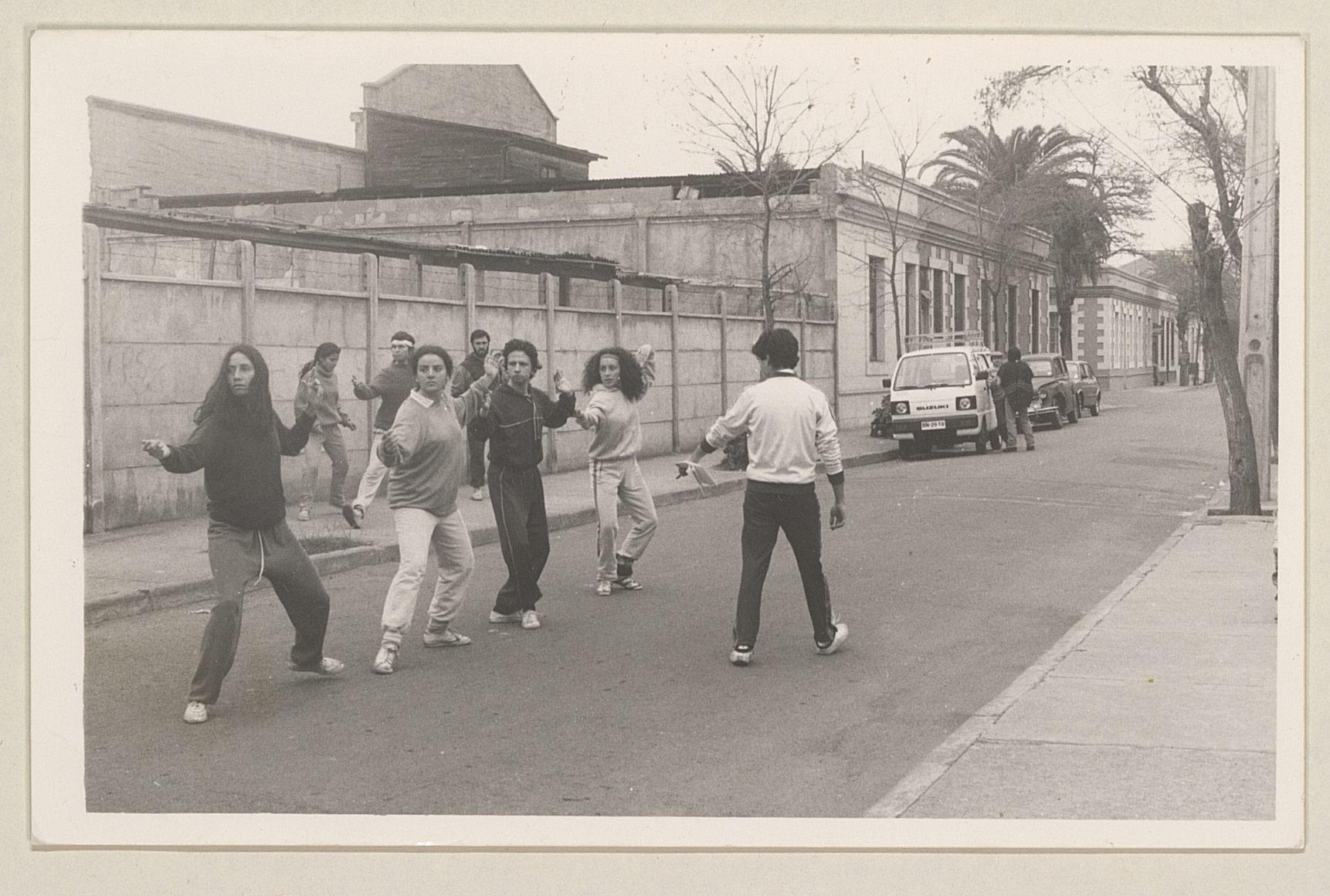 Clases de esgrima para montaje de Romeo y Julieta, frente al Teatro Huemul, Barrio Franklin