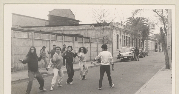 Clases de esgrima para montaje de Romeo y Julieta, frente al Teatro Huemul, Barrio Franklin