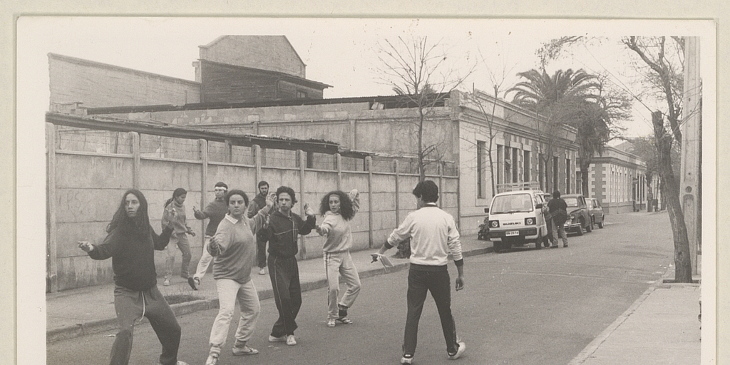 Clases de esgrima para montaje de Romeo y Julieta, frente al Teatro Huemul, Barrio Franklin