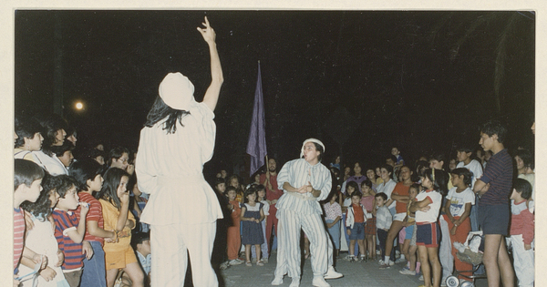 Función de Romeo y Julieta en Barrio Franklin. Primer acto, tercera escena, Sra. Capuleto y el Ama