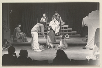 Álvaro Riveros y niños del Barrio Franklin en taller de teatro para niños