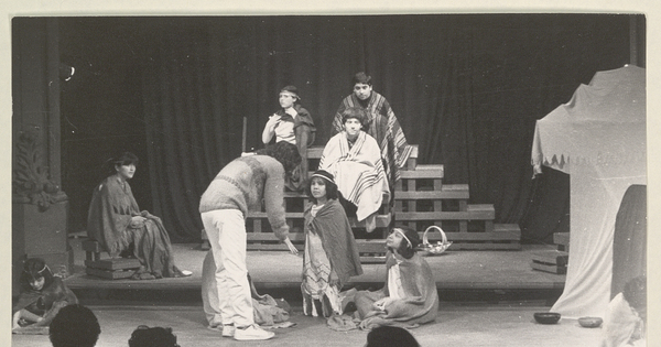 Álvaro Riveros y niños del Barrio Franklin en taller de teatro para niños