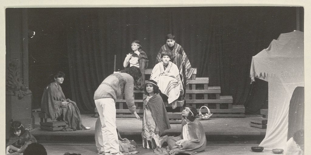 Álvaro Riveros y niños del Barrio Franklin en taller de teatro para niños