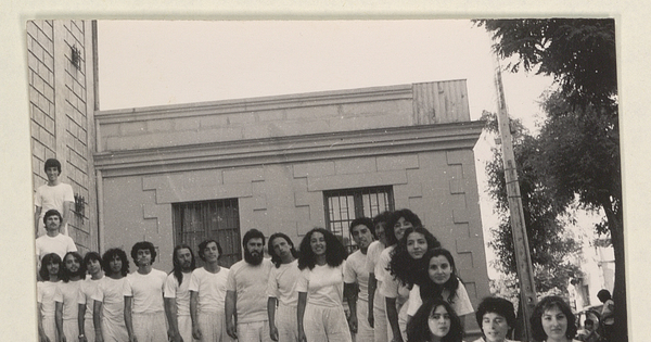 Elenco de Compañía Escuela Teatro Q en sesión fotográfica para montaje de A la diestra de Dios padre