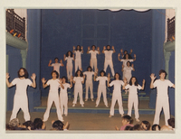 Elenco de Teatro Q en función de A la diestra de Dios padre, Teatro Huemul, Barrio Franklin