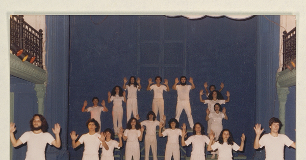 Elenco de Teatro Q en función de A la diestra de Dios padre, Teatro Huemul, Barrio Franklin