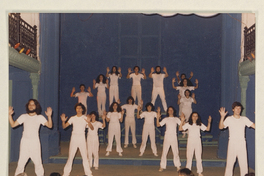 Elenco de Teatro Q en función de A la diestra de Dios padre, Teatro Huemul, Barrio Franklin