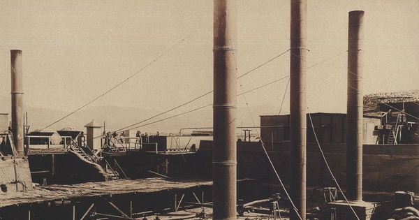  Pie de página: Calderos y acendraderas de la Oficina Salitrera de Agua Santa. 1889. Fotografía de L. Boudat.