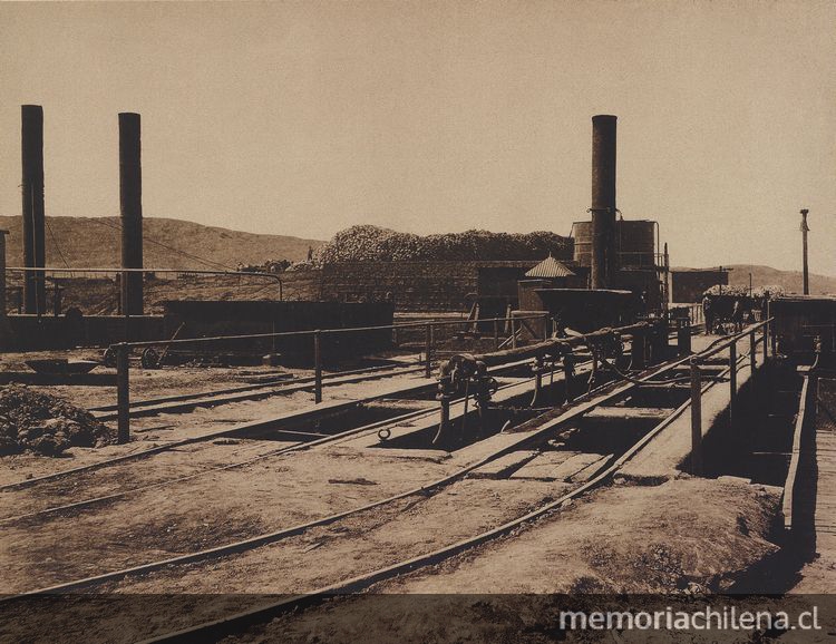 Pie de página: Cachuchos de la Oficina Salitrera Agua Santa. 1889. Fotografía de L. Boudat.