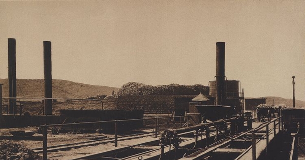 Pie de página: Cachuchos de la Oficina Salitrera Agua Santa. 1889. Fotografía de L. Boudat.