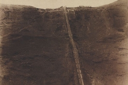 Pie de página: Caleta Buena. Andarivel, Bodega y Muelle perteneciente a la Oficina Salitrera Agua Santa. 1889. Fotografía de L. Boudat.