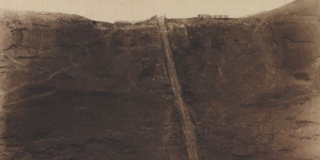 Pie de página: Caleta Buena. Andarivel, Bodega y Muelle perteneciente a la Oficina Salitrera Agua Santa. 1889. Fotografía de L. Boudat.