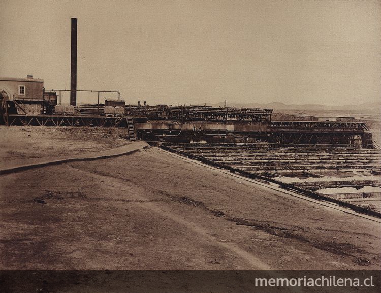 Pie de página: Vista general de costado de la Oficina Salitrera La Patria. 1889. Fotografía de L. Boudat.