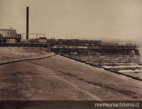 Pie de página: Vista general de costado de la Oficina Salitrera La Patria. 1889. Fotografía de L. Boudat.