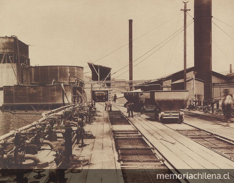 Pie de página: Carros de Caliche de la Oficina Salitrera Rosario de Huaras. 1889. Fotografía de L. Boudat.