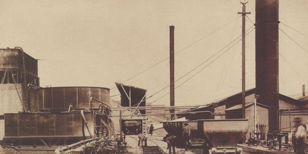 Pie de página: Carros de Caliche de la Oficina Salitrera Rosario de Huaras. 1889. Fotografía de L. Boudat.