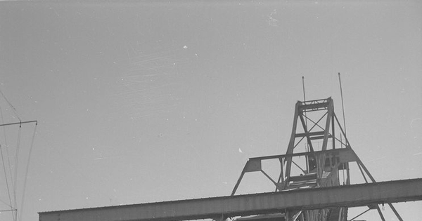 Pie de foto: Carbón conducido por la cinta transportadora hasta el cargador móvil, instalado en el extremo del muelle de embarque, 1940. Fotografía de Ignacio Hochhäusler.