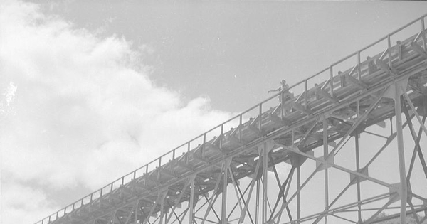 Pie de foto: Puente ferroviario Bío Bío en Concepción, 1940. Fotografía de Ignacio Hochhäusler.