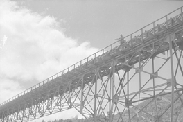 Pie de foto: Puente ferroviario Bío Bío en Concepción, 1940. Fotografía de Ignacio Hochhäusler.