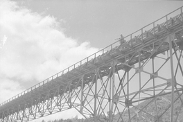 Pie de foto: Puente ferroviario Bío Bío en Concepción, 1940. Fotografía de Ignacio Hochhäusler.