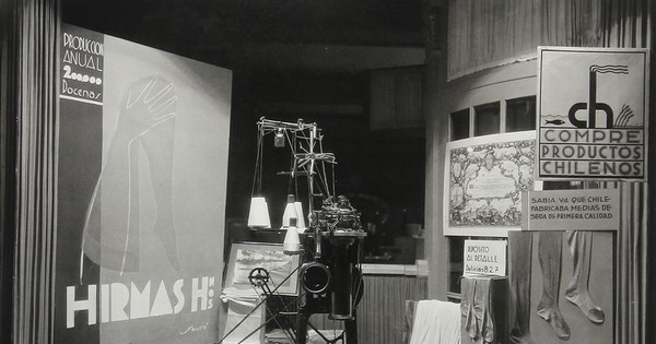 Pie de foto: Vitrina de Hilados Hirmas. 22 de diciembre de 1931. Archivo Fotográfico de CHILECTRA