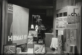 Pie de foto: Vitrina de Hilados Hirmas. 22 de diciembre de 1931. Archivo Fotográfico de CHILECTRA