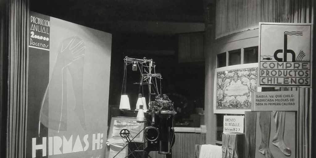 Pie de foto: Vitrina de Hilados Hirmas. 22 de diciembre de 1931. Archivo Fotográfico de CHILECTRA