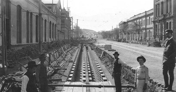 Pie de foto: Calle Mapocho esquina Brasil. Vista hacia el oriente. Trabajos de líneas eléctricas subterráneas. 17 de Otubre de 1920. Archivo Fotográfico de CHILECTRA