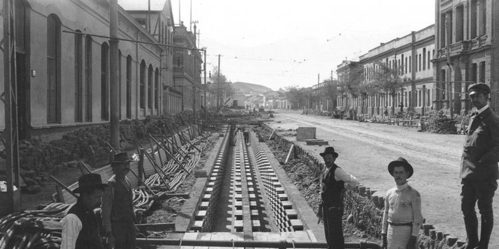 Pie de foto: Calle Mapocho esquina Brasil. Vista hacia el oriente. Trabajos de líneas eléctricas subterráneas. 17 de Otubre de 1920. Archivo Fotográfico de CHILECTRA