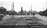 Pie de página: Plaza Italia, vista desde la Alameda hacia el oriente. 11 de enero de 1926. Archivo Fotográfico de CHILECTRA