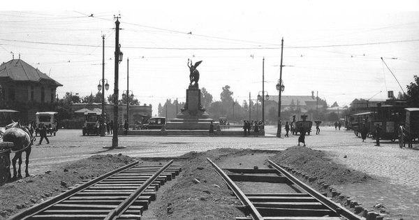 Pie de página: Plaza Italia, vista desde la Alameda hacia el oriente. 11 de enero de 1926. Archivo Fotográfico de CHILECTRA