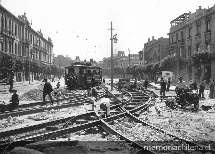 Pie de foto: Alameda desde Plaza Italia Poniente. Trabajos de adecuación de las líneas del tranvía eléctrico. 12 de diciembre de 1927. Archivo Fotográfico de CHILECTRA