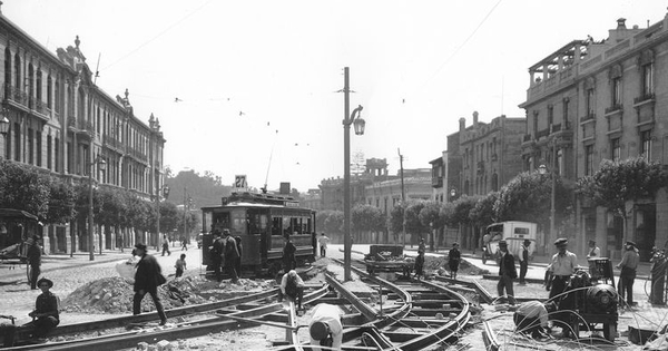 Pie de foto: Alameda desde Plaza Italia Poniente. Trabajos de adecuación de las líneas del tranvía eléctrico. 12 de diciembre de 1927. Archivo Fotográfico de CHILECTRA