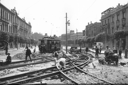 Pie de foto: Alameda desde Plaza Italia Poniente. Trabajos de adecuación de las líneas del tranvía eléctrico. 12 de diciembre de 1927. Archivo Fotográfico de CHILECTRA